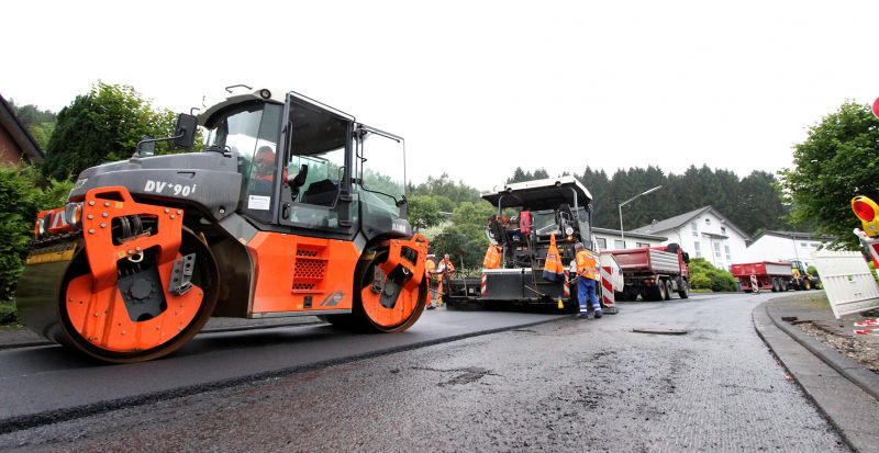 Das erste Maßnahmenbündel wurde bereits abgeschlossen (hier Arbeiten in Niederdielfen), jetzt hat die Gemeinde Wilnsdorf ein zweites Sanierungspaket in Auftrag gegeben. (Foto: Gemeinde Wilnsdorf)
