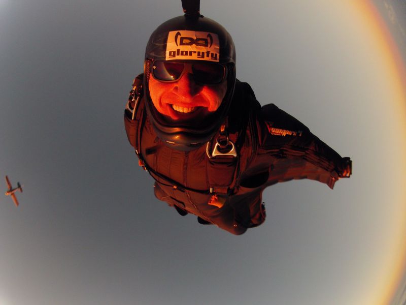 Batman returns: Das Outfit der Wingsuiter erinnert ein klein wenig an das von Fledermäusen. Dank ihrer speziellen Flügelanzüge können sie große Distanzen zurücklegen. Das gleicht dann ein klein wenig Gleitflug von Vögeln. Daher resultiert auch der Name „Birdmen“. Auch Raphael Schlegel scheint das Ganze Riesenspaß zu machen. (Foto: Skydive Westerwald)
