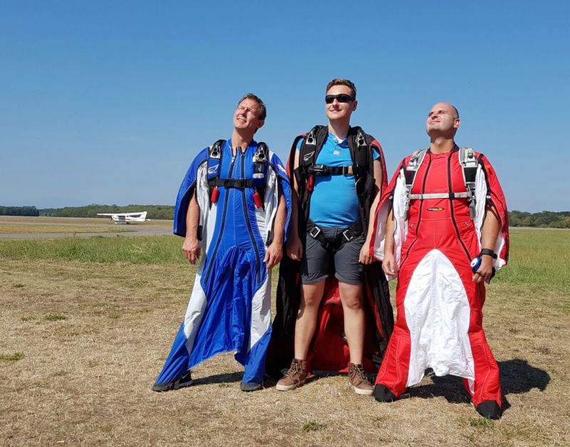 Schlabberlook: Jörg Kleine (links) hat die Wingsuit-Disziplin in Breitscheid salonfähige gemacht. Gemeinsam mit Kameramann Marc Stanglmayer (Mitte) und Christian Grempel (rechts) trat er bei den Deutschen Meisterschaften im Breisgau an. Das Team wurde Zweiter. Kleine qualifizierte sich als Solist zudem für die Weltmeisterschaften im kommenden Jahr. (Foto: Skydive Westerwald)