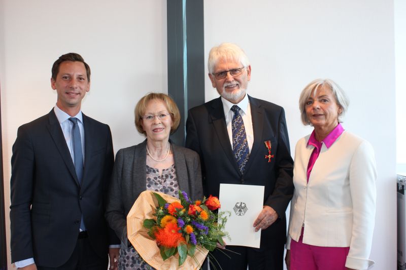 Landrat Andreas Müller (links) überreichte das Bundesverdienstkreuz an Dr. Wolfram Hartmann. Auch Kreuztals stellvertretende Bürgermeisterin Elfrun Bernshausen (rechts) gratulierte dem Geehrten und seiner Ehefrau Gisela Hartmann. (Foto: Kreis)