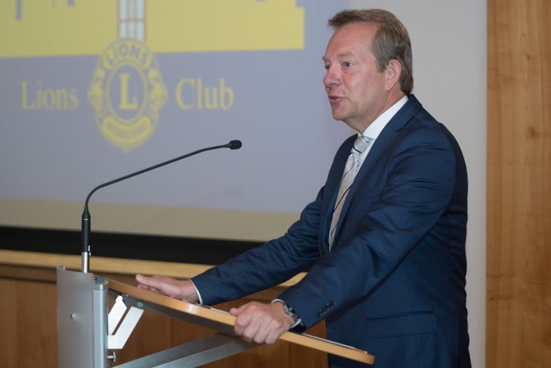 Bürgermeister Steffen Mues wünschte sich insbesondere ein Lions-Engagement in nachhaltigen sozialen Projekten und lobte insgesamt das ehrenamtliche Engagement vieler Bürgerinnen und Bürger in der Region „wir werden hier von einer sehr starken ehrenamtlichen Riege unterstützt“. (Foto: Lions-Club „Siegen-Krönchen“)