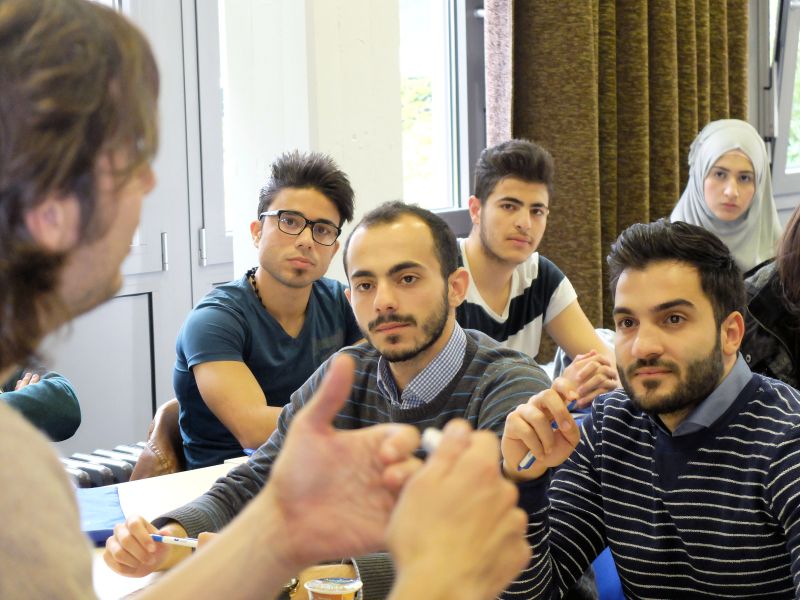 Von Uni-Mitarbeiter Christian Gerhus (Vorstudienberater für Geflüchtete) bekommen die Teilnehmer im Rahmen der Erstsemester-Einführung Infos rund um Sprachkurse und Studium. (Fotos: Universität Siegen)