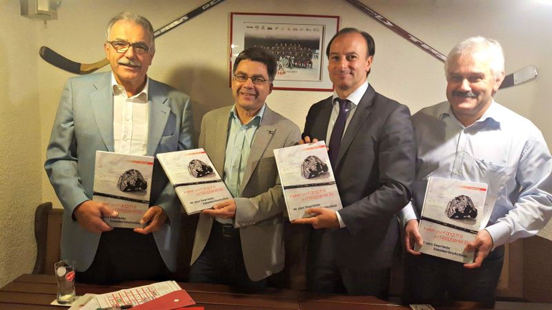v.l.n.r : Dietrich Ballin (EHC Vorsitzender), Frank Kruppa (Autor ), Michele Schulte (Marketing Vorstand EHC), Martin Resch (Geschäfstführer SPS) (Foto: Verein)
