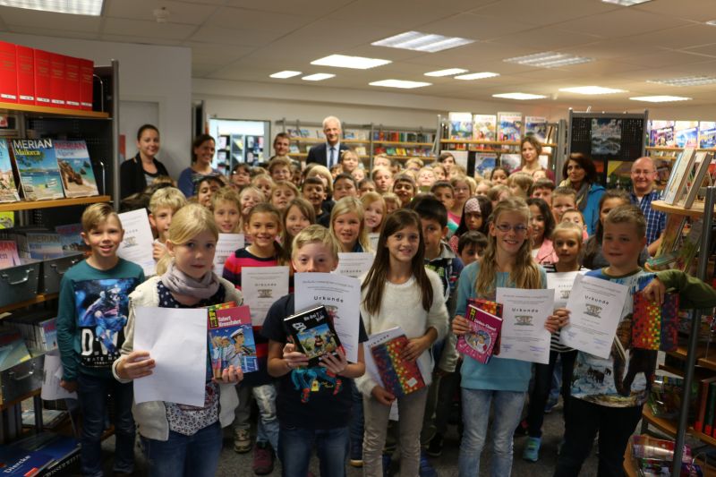 Die eifrigen Teilnehmer am Sommerferien-Lesespaß wurden in der Bibliothek Burbach gefeiert. (Foto: Gemeinde Burbach)