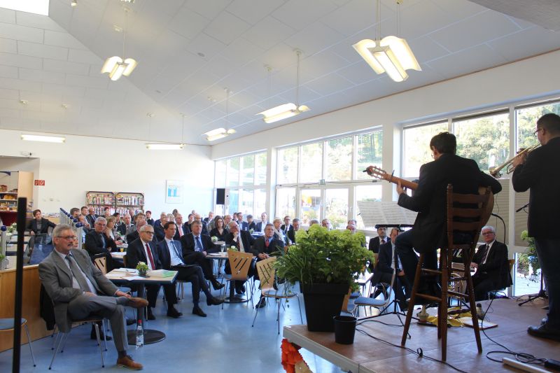Zahlreiche Besucher würdigten beim Festakt zum 50-jährigen Bestehen des Ev. Jung-Stilling-Krankenhauses an der Wichernstraße die Einrichtung mit Danksagungen, Musik, Grußworten und Festansprachen. (Foto: Diakonie Südwestfalen)