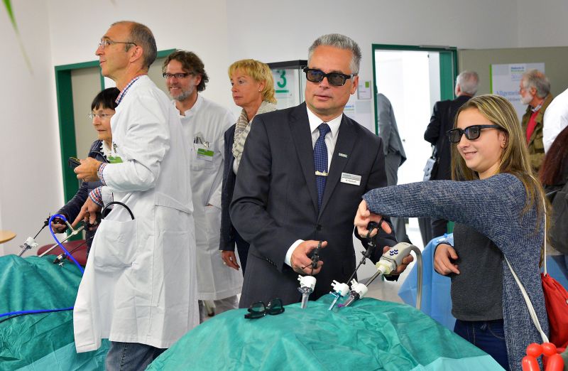 Seinen 50. Geburtstag in der Siegener Wichernstraße feierte das Diakonie Klinikum Jung-Stilling mit einem Jung-Stilling-Tag, bei dem Besucher unter anderem ihr Geschick als Operateure am Endoskopieturm versuchen durften. (Fotos: Diakonie Südwestfalen)
