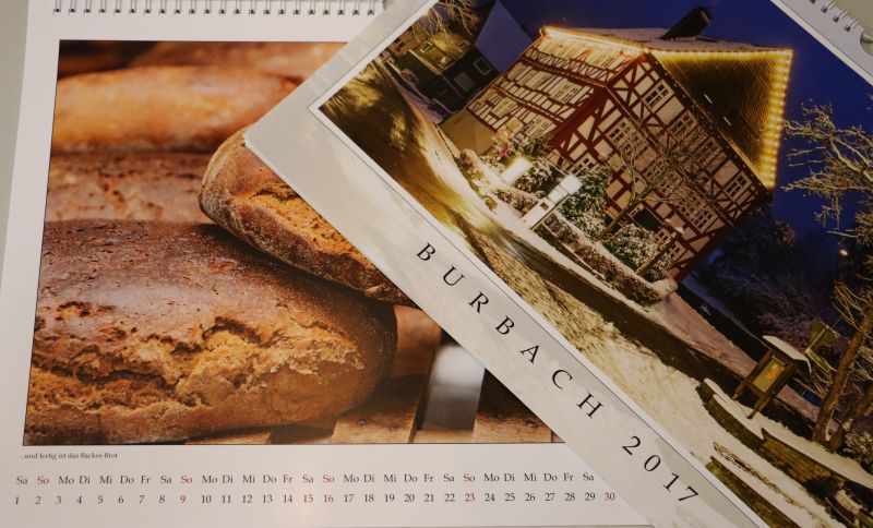 Der neue Kalender mit Burbacher Motiven ist ab sofort unter anderem im Bürgerbüro erhältlich. (Foto: Gemeinde Burbach)