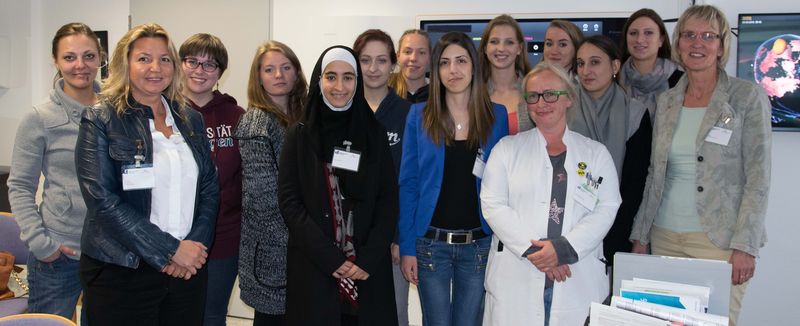Zu Besuch bei der IT-Leiterin des Klinikums, Rita Balve-Epe (r.), und der Oberärztin der Neurochirurgie, Eva Dorette Roeder-Geyer (vorne rechts).