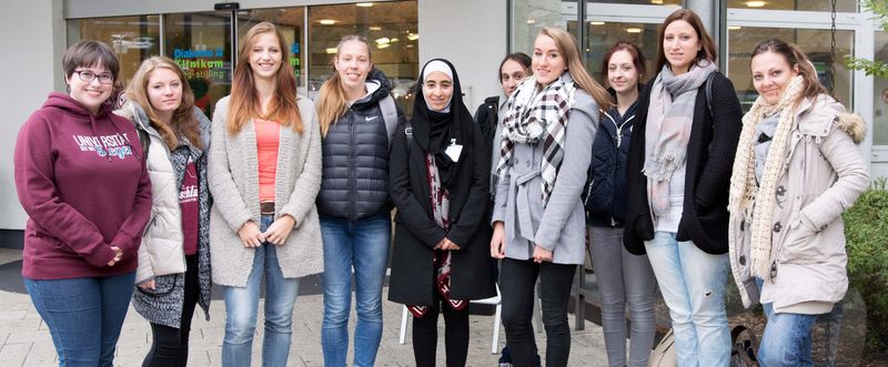  Zehn Schülerinnen besuchten das Siegener Jung-Stilling-Krankenhaus, um Einblicke in die Klinik-IT zu bekommen.
