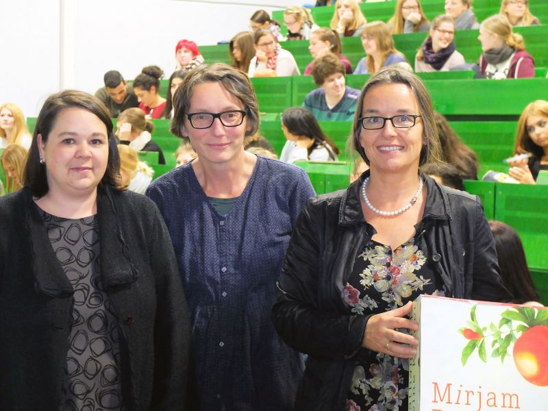 Dr. Jessica Stegemann (Universitätsbibliothek), Dr. Jana Mikota und Prof. Dr. Mirjam Zimmermann haben die Ringvorlesung und die begleitende Ausstellung zusammen auf die Beine gestellt. (Foto:: Universität Siegen)