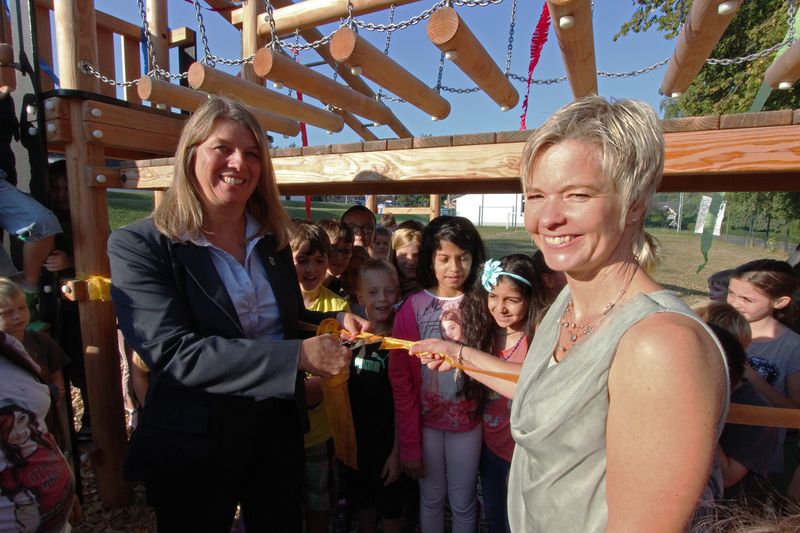 Umringt von Schülern gaben Bürgermeisterin Christa Schuppler (l.) und Schulleiterin Tanja Henrichs das neue Klettergerüst frei.