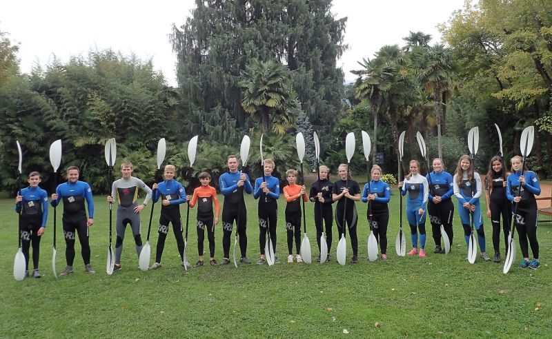 Die Ausrüstung steht: Bei der Erlebnisfreizeit am Gardasee stand für die zwölf Jugendlichen auch Kanufahren auf dem Programm. (Foto: Stadt Siegen)
