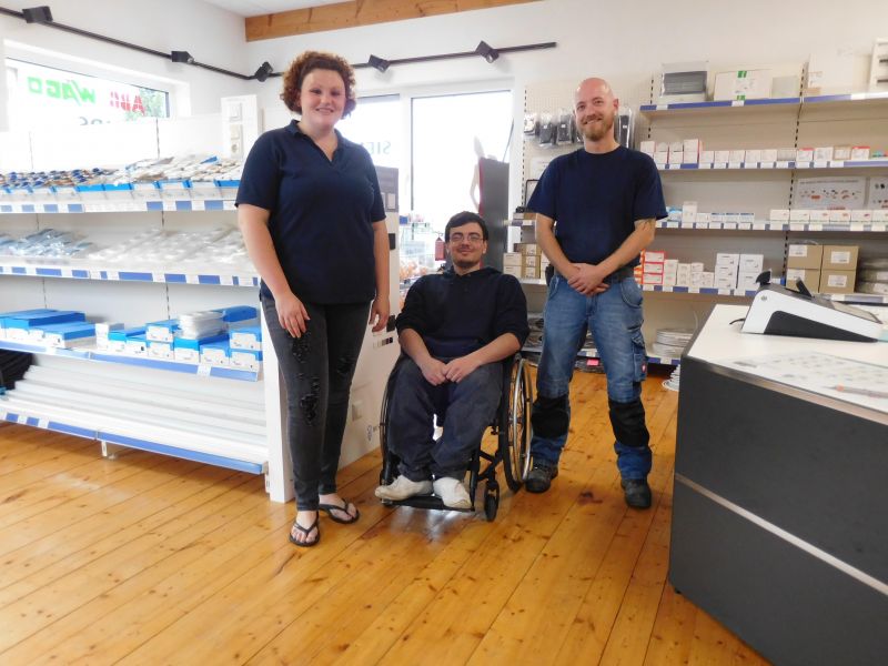 Samantha Cox und Jan Vomhof freuen sich über den zuverlässigen und motivierten neuen Kollegen Johann Schwarz (Mitte). (Foto: Jobcenter)