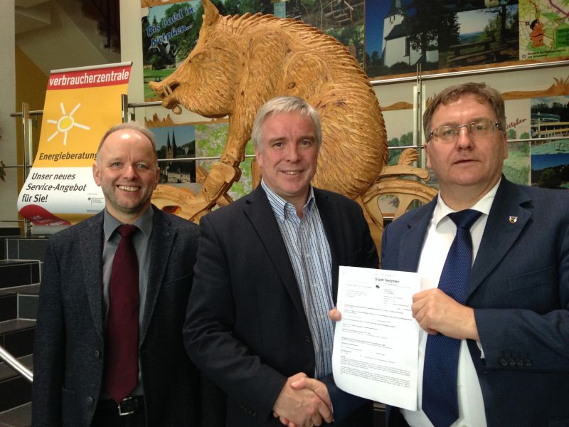 v.l.n.r.: Kämmerer Hans-Georg Rosemann, Christoph van Bebber, Bürgermeister Paul Wagener (Foto: Stadt Netphen)