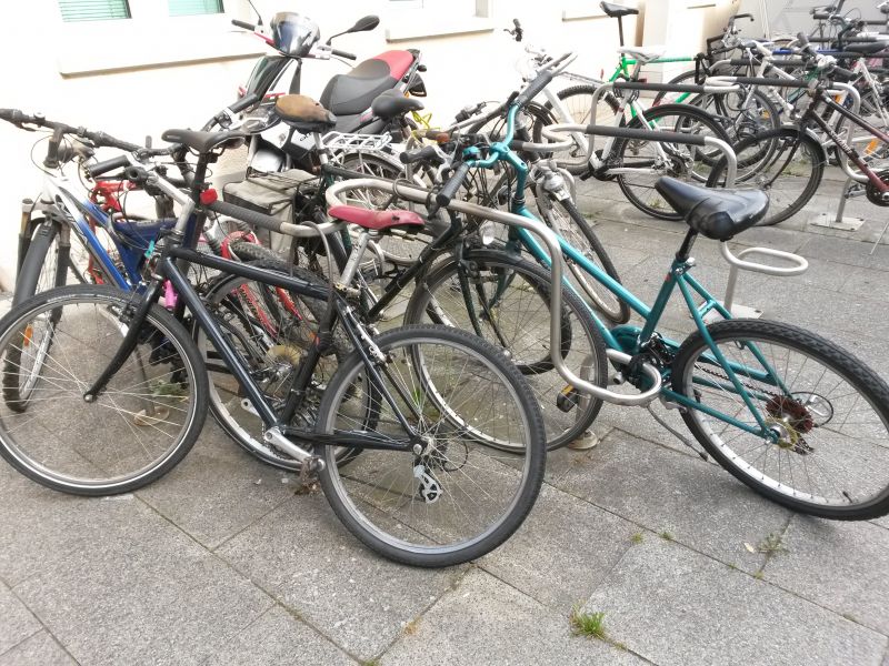 Massig Schrotträder stehen im Bereich des Siegener Bahnhofs und blockieren Fahradständer