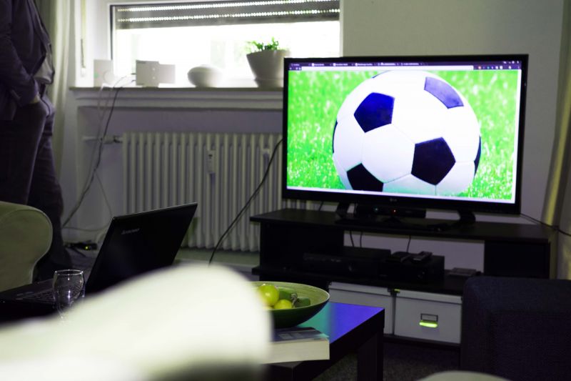 Wenn Fußball im Fernsehen läuft, wird das Licht automatisch grün gedimmt. (Fotos: Uni)