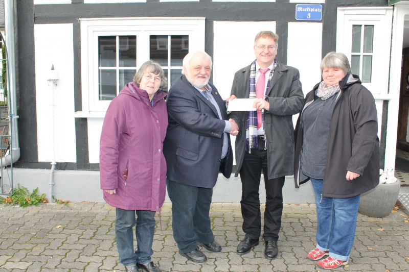 v.l.n.r.: Birgit Kühn, Bernd Kühn, Bürgermeister Paul Wagener, Hannelore Tolkmitt (Foto: Stadt Netphen)