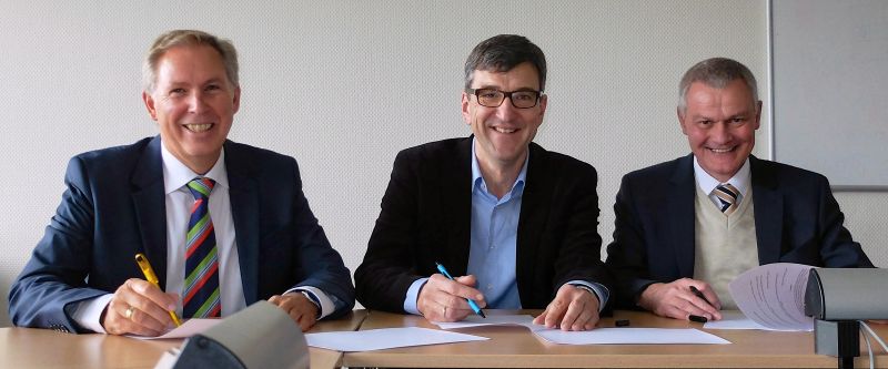 Unterzeichneten den Kooperationsvertrag (von links): Manfred Kämpfer (Berufskolleg Technik), Prof. Dr. Michael Bongardt (Uni Siegen) und Klaus Gräbener (IHK). (Foto: Uni)
