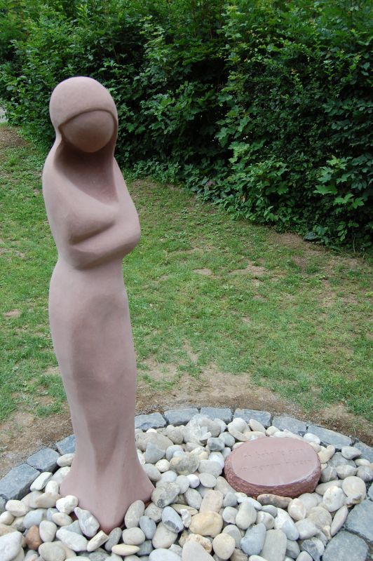 "La Donna" steht als Symbol für die Leere nach dem Verlust eines Kindes auf dem Grabfeld am Friedhof Holzhausen. (Foto: Gemeinde Burbach)