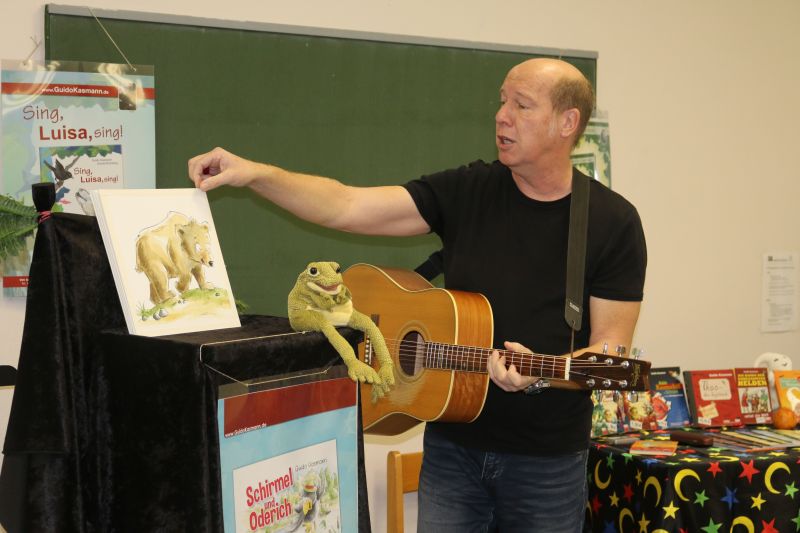 Der Kölner Kinderbuchautor Guido Kasmann begeisterte die Kinder der Grundschule Salchendorf mit seinen kindgerechten Texten und viel Musik. Foto: Gemeinde Neunkirchen