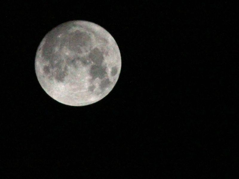 Bereits in der Nacht von Sonntag auf Montag konnte man den Mond ungewöhnlich nah und detailreich erkennen. (Fotos: Kay-Helge Hercher)