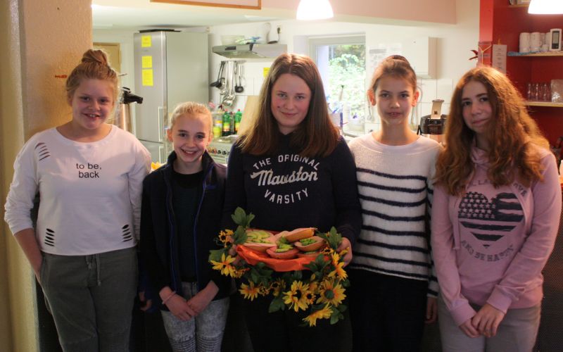Schülerinnen der Freien christlichen Realschule in Niederndorf präsentieren selbst geschmierte Brötchen für die Besucher des Café Patchwork in Weidenau. Foto: Diakonie in Südwestfalen gGmbH