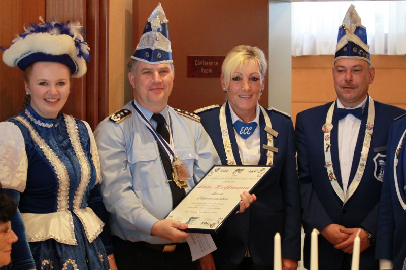 Laudatorin Anne Mechsner (3.v.l.) und ECC-Präsident Volker Mechsner (4.v.l.) überreichen Oberst Lars Hoffmann (2.v.l.) die Ernennungsurkunde.