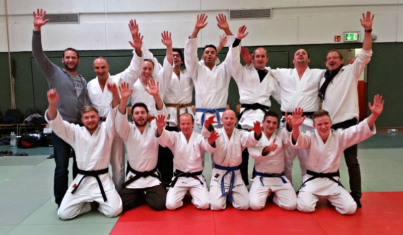 Landesligameister 2016 JKG Siegerland: hintere Reihe v.l. Murat Akbayrak, Alexander Umirsakow, Thomas Paul, Fabia Ostermann, Sirvan Bahrami, Marvin Joest, Marcell Meyer und Trainer Michael Thomas - vorne v.l. Manuel Solms, Simon Dietewich, Marco Werder, Matthias von der Wippel-Feld, Mischa Toma-schewski und Timo Burk (Foto: JKG)