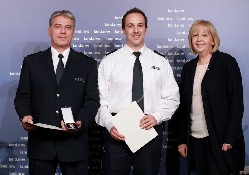 Rettungsmedaille für Polizeihauptkommissar Dirk Schöttler aus Siegen und Polizeihauptkommissar Sven Meck aus Brachbach/Rheinland-Pfalz aus den Händen von Ministerpräsidentin Hannelore Kraft. (Foto: Staatskanzlei)