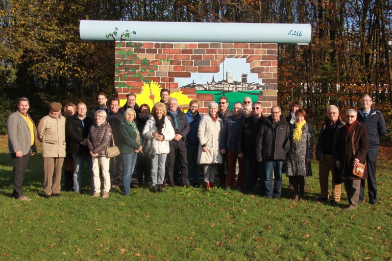 Das Stück Berliner Mauer am Besucherzentrum des „Bundesministeriums der Verteidigung (BMVg)“ auf der Hardthöhe, erinnert an den zweiten Amtssitz des Ministeriums in Berlin. Im Zuge einer Seminarreise besuchten die Freien Demokraten SiegenWittgenstein kürzlich auch das BMVg in der ehemaligen Bundeshauptstadt Bonn.