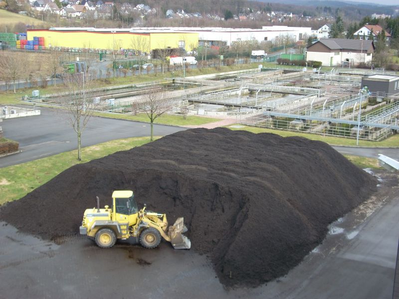 Jede Menge qualitativ hochwertiger Kompost wartet auf der Kläranlage Ferndorftal darauf, aufgeladen und mitgenommen zu werden. (Fotos: Stadt Hilchenbach)