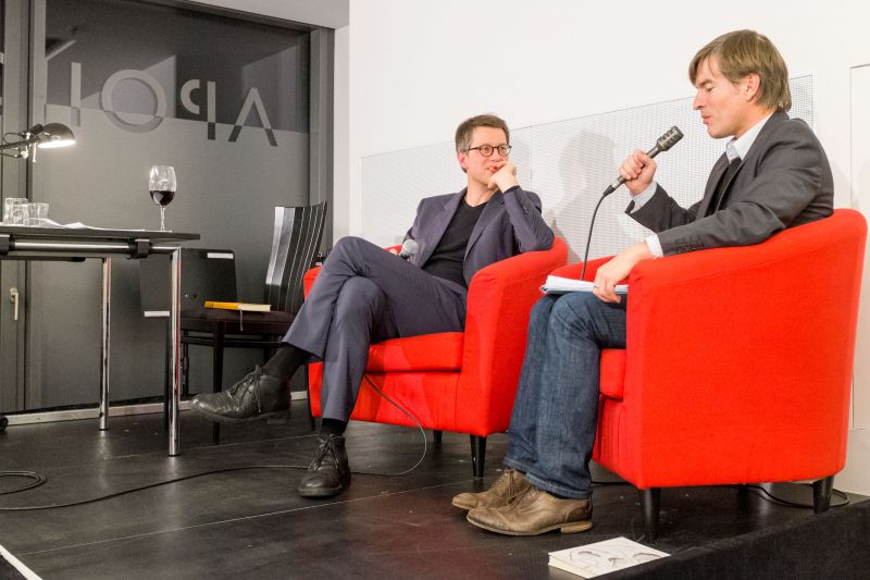 Jan Wagner (links) bei der Abschlussdiskussion mit Prof. Dr. Jörg Döring von der Universität Siegen. (Foto: Uni)