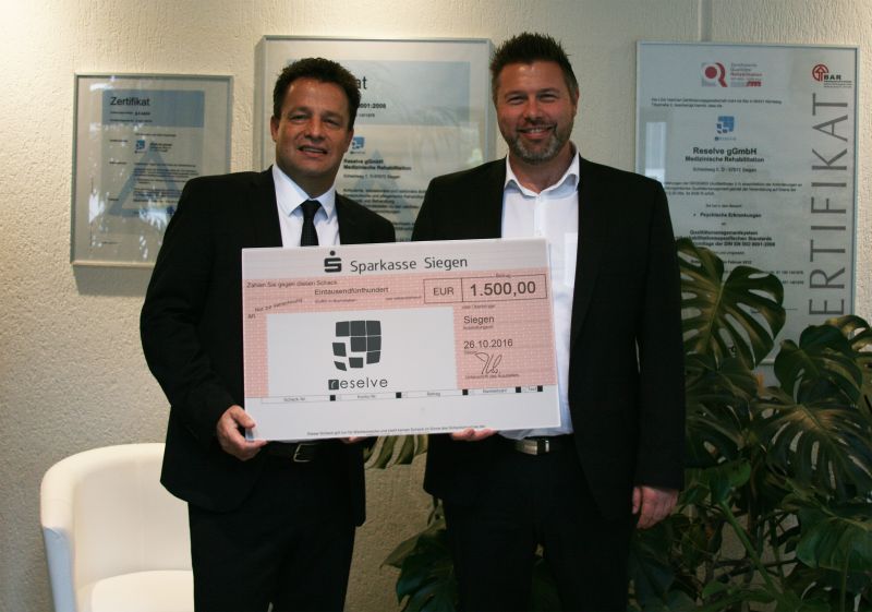 2016-11-21_siegen_spendenuebergabe_k-is_reselve