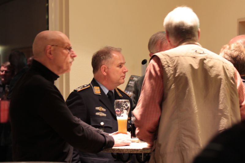 Auch in diesem Jahr nutzten die Ehemaligen nach dem offiziellen Teil wieder einmal die Gelegenheit zum intensiven Austausch innerhalb der „Hachenberg-Familie“. (Foto: Joshua Breit)