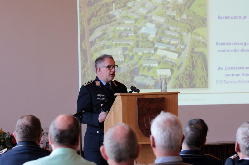 Oberst Lars Hoffmann begrüßte über 70 ehemalige Soldaten und Beschäftigte im Hachenberg Casino.  (Foto: Joshua Breit)