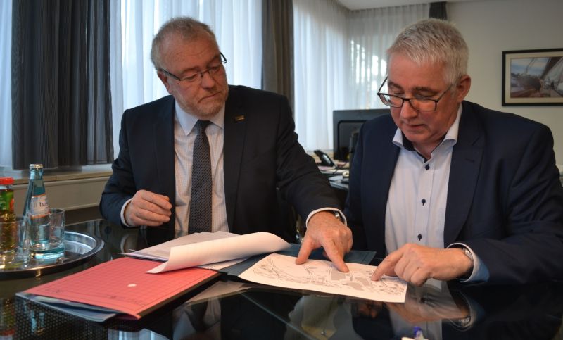 Falk Heinrichs (SPD-MdL) traf im Kreuztaler Rathaus zu einem Gespräch mit Bürgermeister Walter Kiß (l.) zusammen. (Foto: privat)