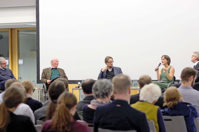 Diskutierten im Forschungskolleg der Uni Siegen über Gemeinschaftsgüter (v.l.): Der Politik-Professor und ehemalige Grünen-Politiker Reinhard Loske, der emeritierte VWL-Professor und Senior Research Fellow am Max-Planck-Institut zur Erforschung von Gemeinschaftsgütern, Carl Christian von Weizsäcker, Moderator und ZEIT-Journalist Dr. Heinrich Wefing, Commons-Aktivistin Silke Helfrich und Professor Nils Goldschmidt vom Zentrum für ökonomische Bildung (ZöBiS) der Universität Siegen. (Fotos: FoKoS/Uni Siegen)