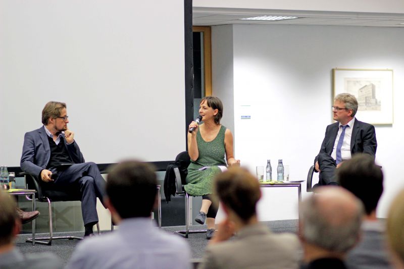 Moderator und ZEIT-Journalist Dr. Heinrich Wefing im Gespräch mit Commons-Aktivistin Silke Helfrich und Prof. Nils Goldschmidt vom Zentrum für ökonomische Bildung (ZöBiS) der Uni Siegen.
