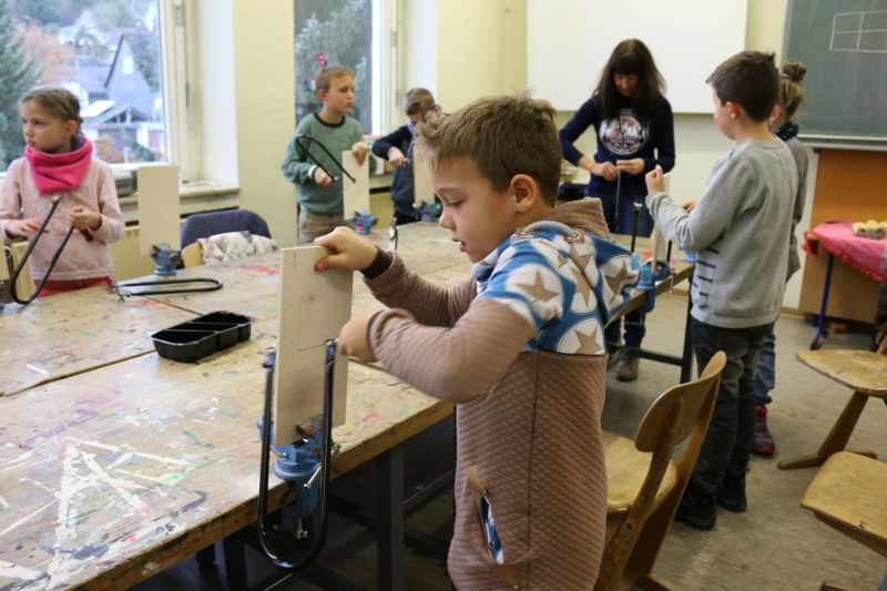 Mit Feuereifer sägten die Kinder bei Anke Schell Füchse aus, bemalten und dekorierten sie anschließend. Das Ergebnis: eine hübsche Winterdekoration.