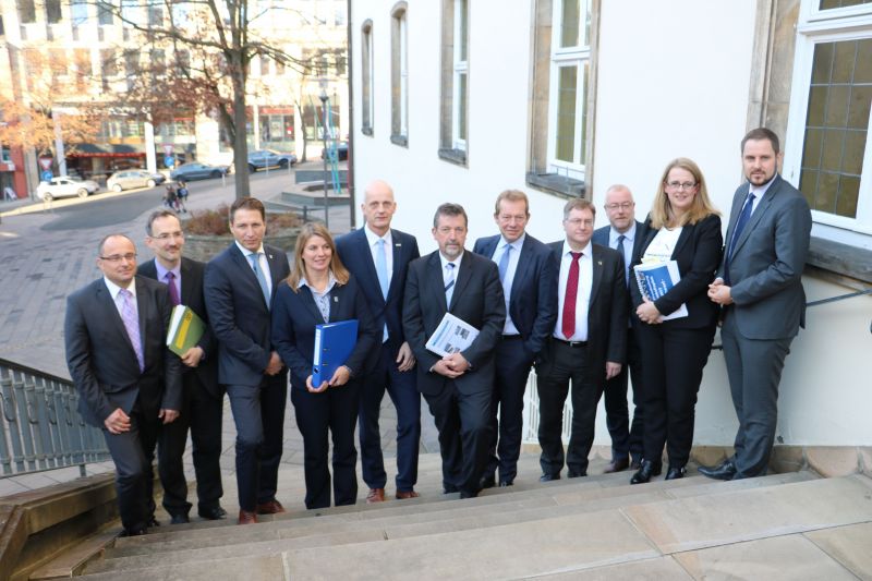 In einem Pressegespräch erläuterten die 11 Bürgermeisterinnen und Bürgermeister aus dem Kreis Siegen-Wittgenstein ihre Sicht auf den Kreishaushalt 2017 (Foto: Gemeinde Burbach)