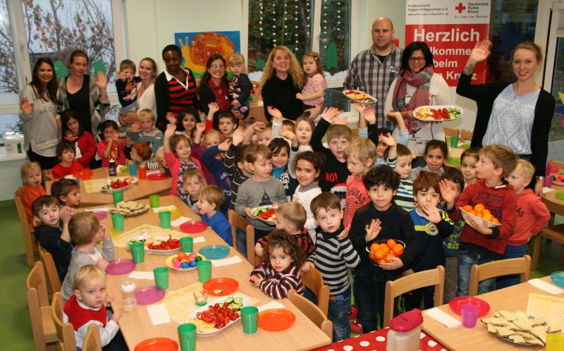 Gemeinsam mit dem Inhaber Ehepaar des Weidenauer Edeka Haupt, freuten sich die Kindergartenkinder und die Erzieherinnen der DRK-Kita Weltenbummler, über das gespendete, reichhaltige „gesunde Frühstück“. (Foto: DRK-Kreisverband Siegen-Wittgenstein e.V.)