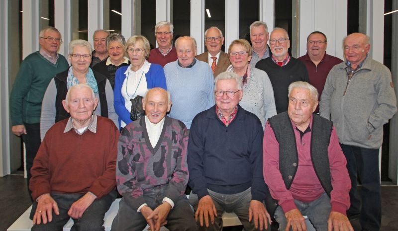sitzend von links nach rechts: Siegfried Althaus, Ernst Mehling, Günter Zimmermann, Ernst Dittmann 2.Reihe: Monika Sprenger, Karin Weber, Elisabeth Treude, Kurt Müller, Annemarie Schneider, Hans Schneider, Gerd Dreisbach, Berthold Brütting hinten: Dietwald Ohrndorf, Friedrich Sprenger, Adalbert Roßbach, Jochen Billich, Horst Klappert (Foto: Verein)