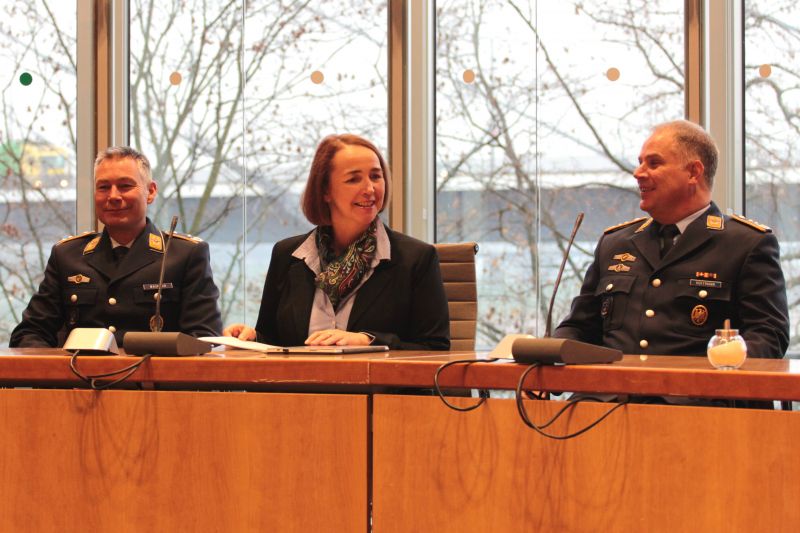Lebhafte Diskussion mit der Abgeordneten Angela Freimuth (M.), hier eingerahmt von Oberst Lars Hoffmann (r.) und Oberstleutnant Jörg Wagener (l.). (Foto: Joshua Breit)