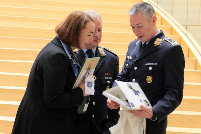 Der Kommandeur, Oberst Lars Hoffmann (M.) und sein Stellvertreter, Oberstleutnant Jörg Wagener (r.), überreichen der Abgeordneten Angela Freimuth Gastgeschenke. (Foto: Joshua Breit)