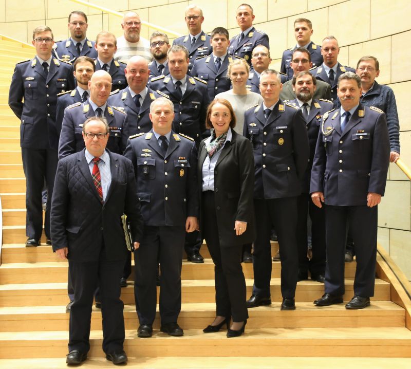 Auf Einladung des Mitgliedes des Landtages, Angela Freimuth (FDP), besuchte kürzlich eine 23-köpfige Delegation Erndtebrücker Luftwaffensoldaten und Bediensteter den nordrhein-westfälischen Landtag. (Foto: FDP LT-Fraktion NRW/Angela Freimuth)