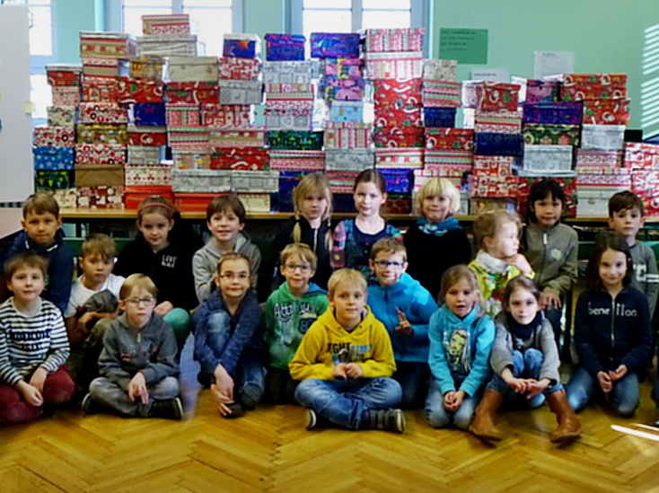Schüler mit den gepackten Schuhkartons (Fotos: Dreisbachtalschule Eckmannshausen)