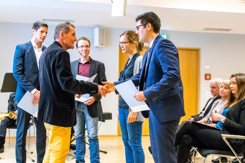 Rektor Prof. Dr. Holger Burckhart überreicht die Urkunden an die StipendiatInnen im Artur-Woll-Haus der Universität Siegen. (Foto: Uni)