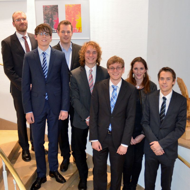 Dr. Axel Müller (l.) ehrte die Preisträger (von links nach rechts): Eike Paul Bieneck, Michael Gante, Benedikt Beckmann, Eric Reimann, Katharina Diehl, Stefan Krick (Foto: Uni)