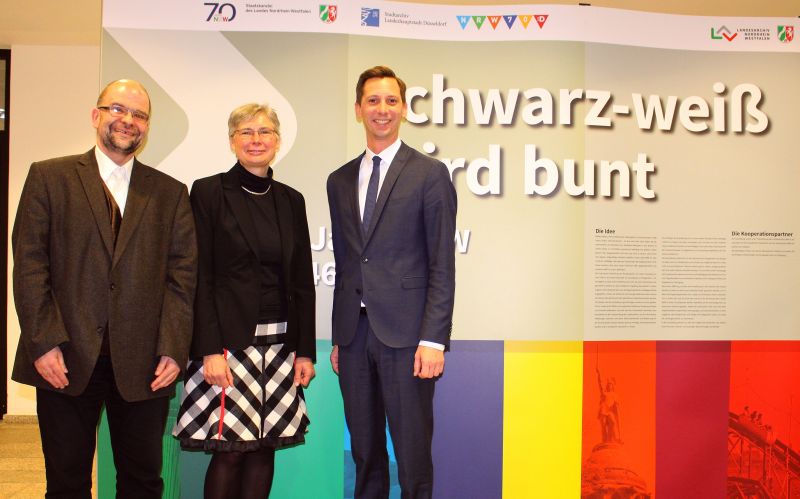 Freuen sich über die Ausstellung „Schwarz-weiß wird bunt. 70 Jahre NRW 1946 - 2016“: (von links) Kreisarchivar Thomas Wolf, Dr. Mechthild Black-Veltrup vom Landesarchiv NRW Abteilung Westfalen und Landrat Andreas Müller. (Foto: Kreis)
