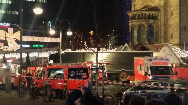 Im Hintergrund der Lkw der mindestens 50 Personen verletzt und neun Menschen in den Tod gerissen hat. Foto: Andreas Trojak / wirSiegen.de